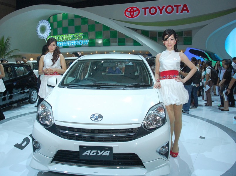 Toyota vừa giới thiệu mẫu xe cỡ nhỏ Agya tại thị trường Indonesia với giá bán khoảng 99 triệu Rupiah (tương đương 200 triệu đồng). Mẫu xe này nằm trong chương trình xe xanh giá rẻ Low-Cost Green Cars, có động cơ dung tích dưới 1.200cc, mức tiêu thụ nhiên liệu tối thiểu 20-22km/lít (tương đương 5-4,5 lít/100km). Xe sử dụng động cơ 3 xy-lanh, dung tích 997cc, công suất 65 mã lực tại 6.000 vòng/phút, mô-men xoắn 87Nm tại 3.600 vòng/phút.